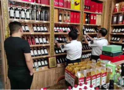 市市場監(jiān)管局龍華局開展“九號查酒”專項執(zhí)法行動，規(guī)范酒類經(jīng)營秩序